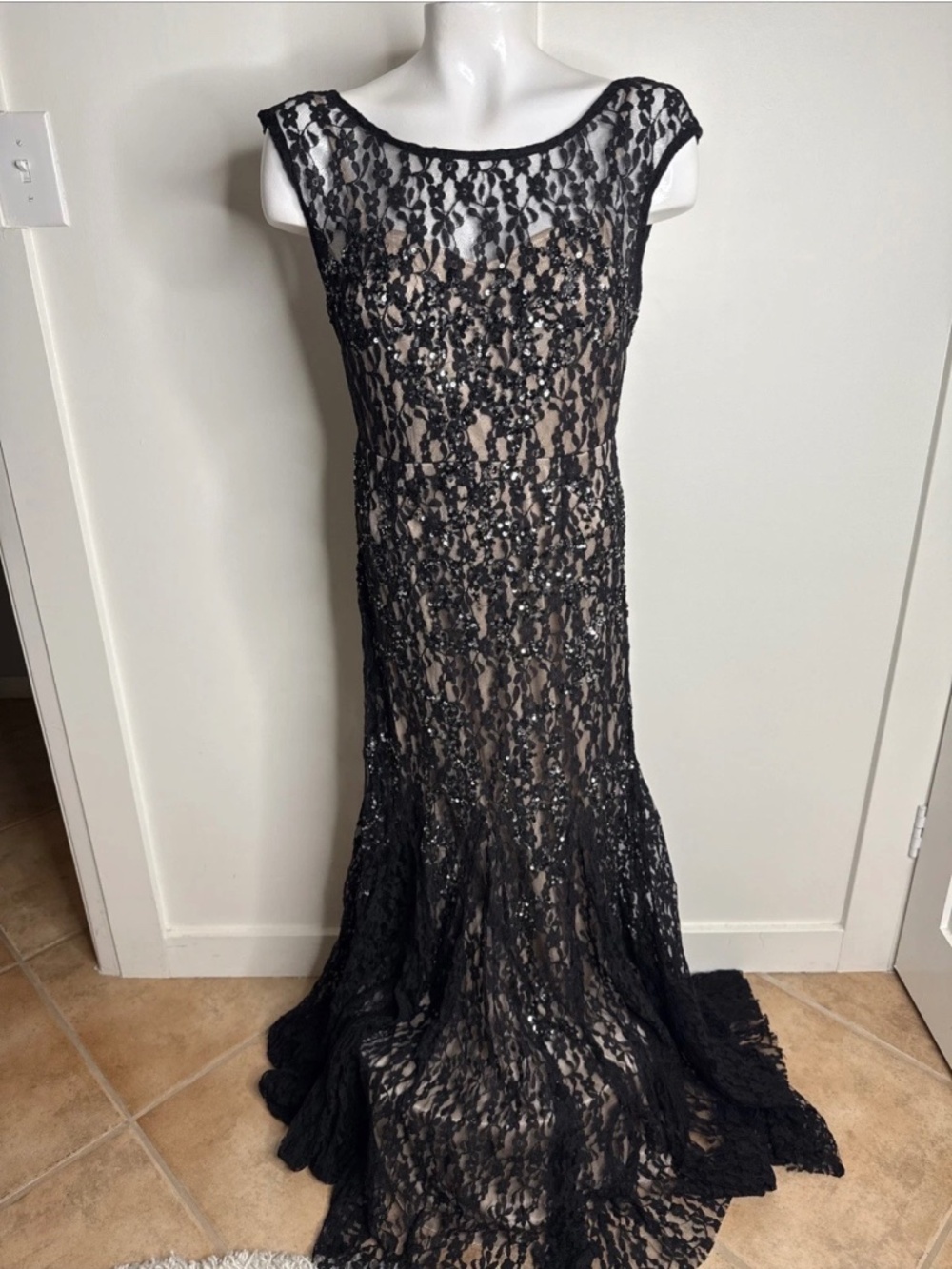 CACHE Black Sz 10 Sleeveless Lace Beaded Sequin Fit Flare Long Formal Gown Dress